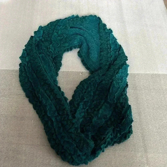 ❤️2/$30❤️Charlie Paige Dark Green Acrylic Infinity  Foulard Scarf - Picture 1 of 5